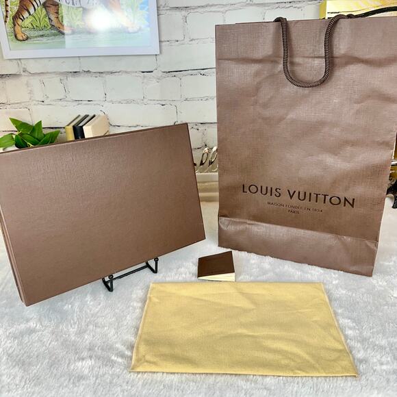 Louis Vuitton Medium Box, Dust Bag, Shopping Bag and gift note card tag - Picture 2 of 8